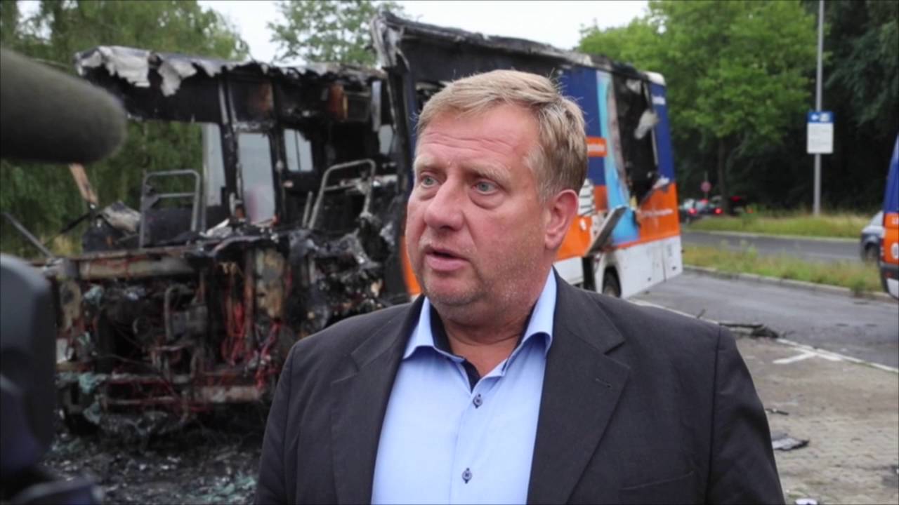 Der CDU-Politiker Thilo-Harry Wollenschlaeger vor seinem abgebrannten Wahlkampfbus