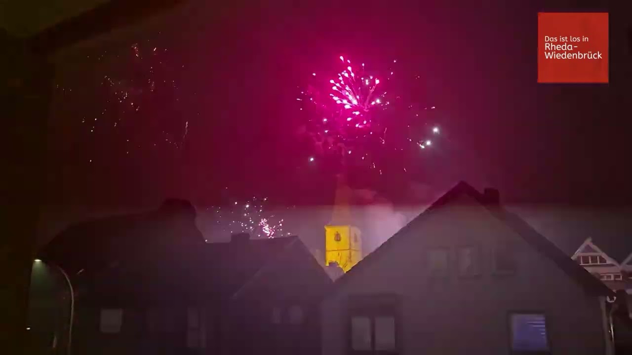 Silvester Feuerwerk über der Innenstadt von Rheda.