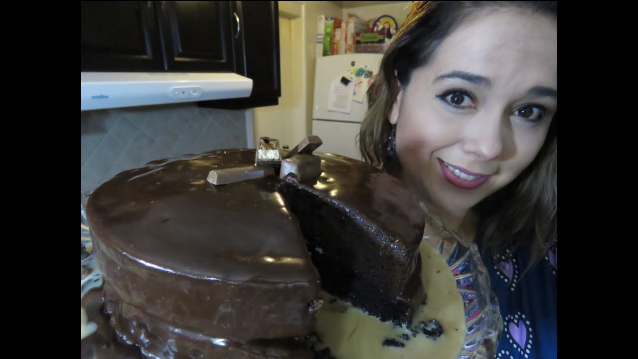 PASTEL DE CHOCOLATE CON BETUN DE CHOCOLATE ESTILO MATILDA