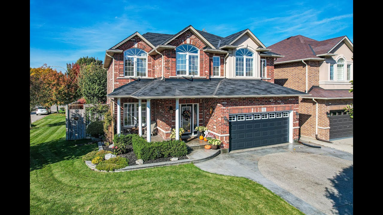 FULLY FINISHED EXECUTIVE HOME - 71 Peach Tree Lane - Grimsby