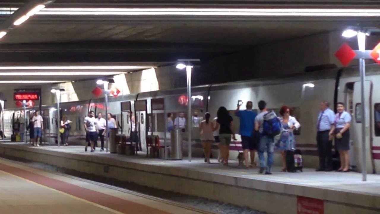 Talgo pasando por la estación de Orihuela