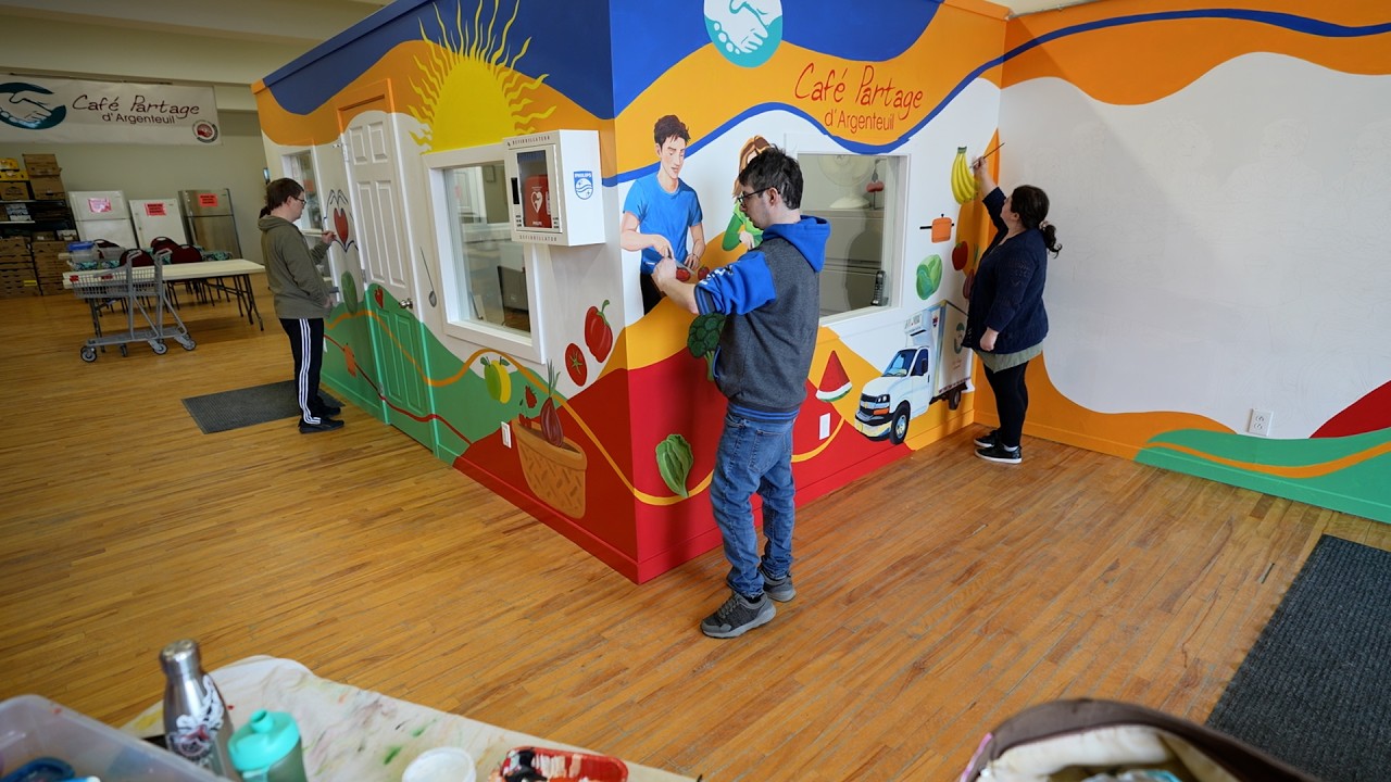 Actualité : Café Partage d'Argenteuil réalise une murale avec Sophie Stella Boivin
