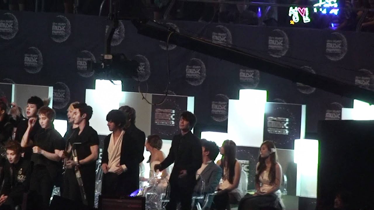 [FanCam] Mama 2011 @ Singapore Super Junior Dancing @ Seats 2NE1 Performance
