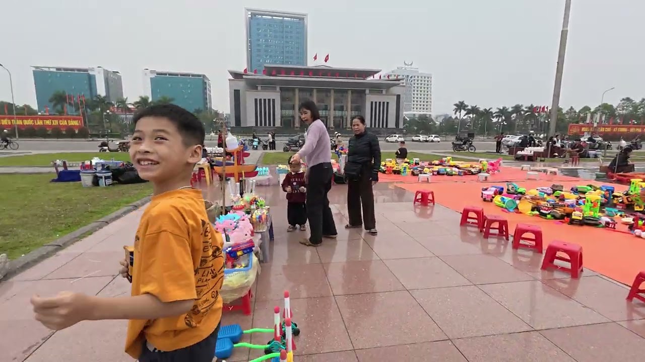 A Relaxing Day at a Vietnam Park | Street Life & Local Families