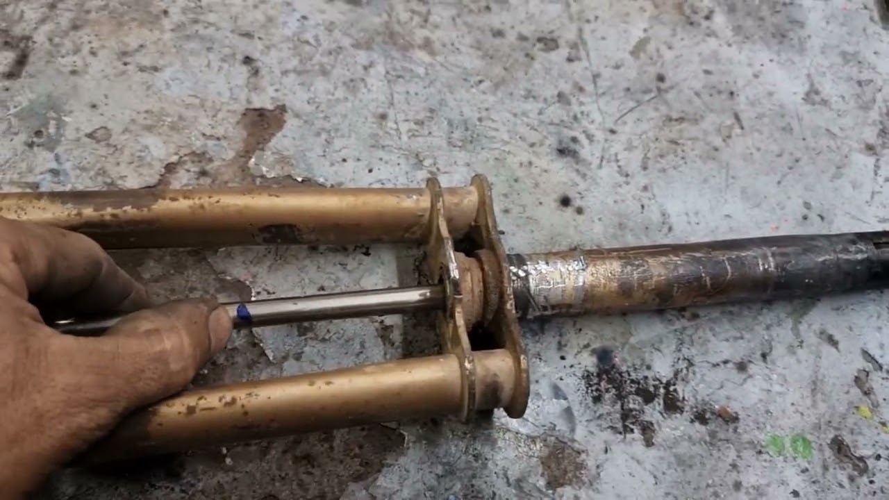 COMO TIRAR UM SUPORTE DO GUIDOM EMPERRADO NO GARFO DA BICICLETA MONARK