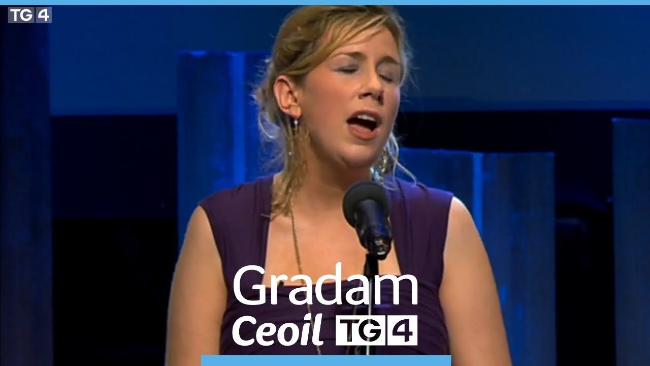 Muireann Nic Amhlaoibh - Pé in Éirinn í | Gradam Ceoil TG4 2011