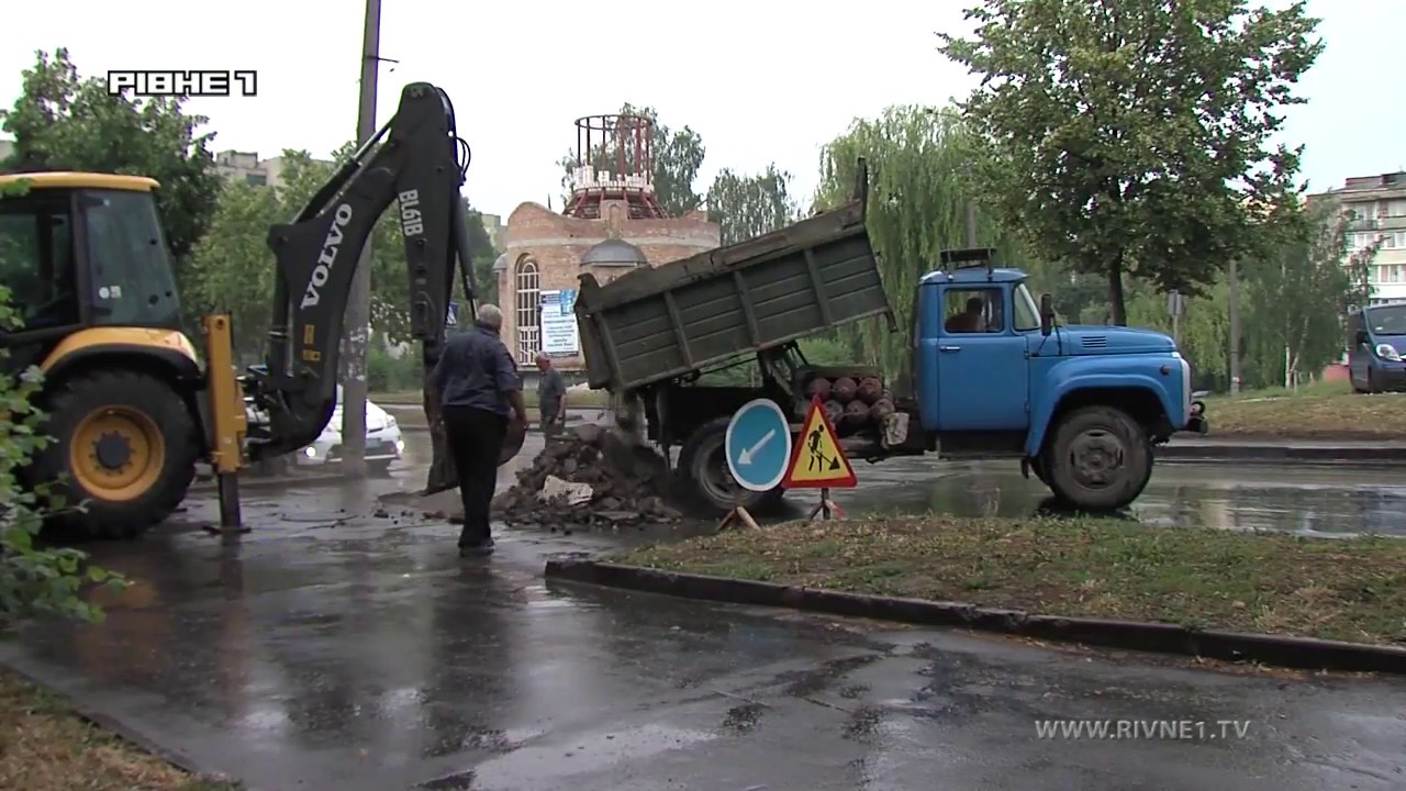 У Рівному через провалля в асфальті мало не сталося дві ДТП