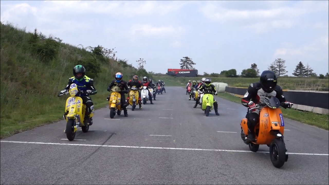 2 stroke Vespa road racing footage GP VRA 2019