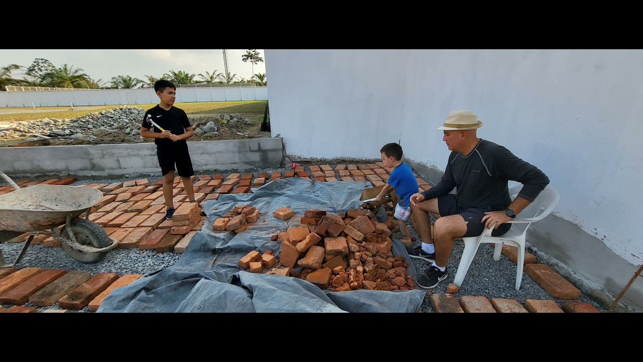 Construcción cancha de tenis de arcilla.