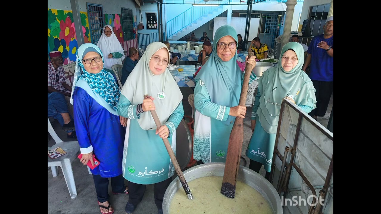 Bergotong-royong AJK Perkim bersama warga Kg Deralik menyediakan bubur lambuk.