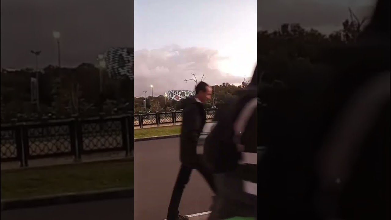 امينة صورت هاذا الفيديو قرب ملعب الرباط قبل مقابلة المغرب زاميا