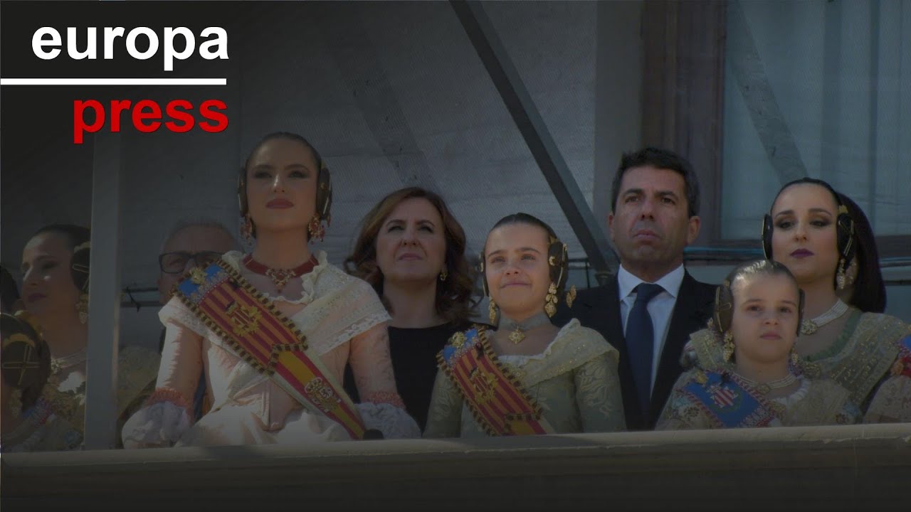 Un silencio atronador en memoria de las víctimas de Campanar marca la primera mascletà
