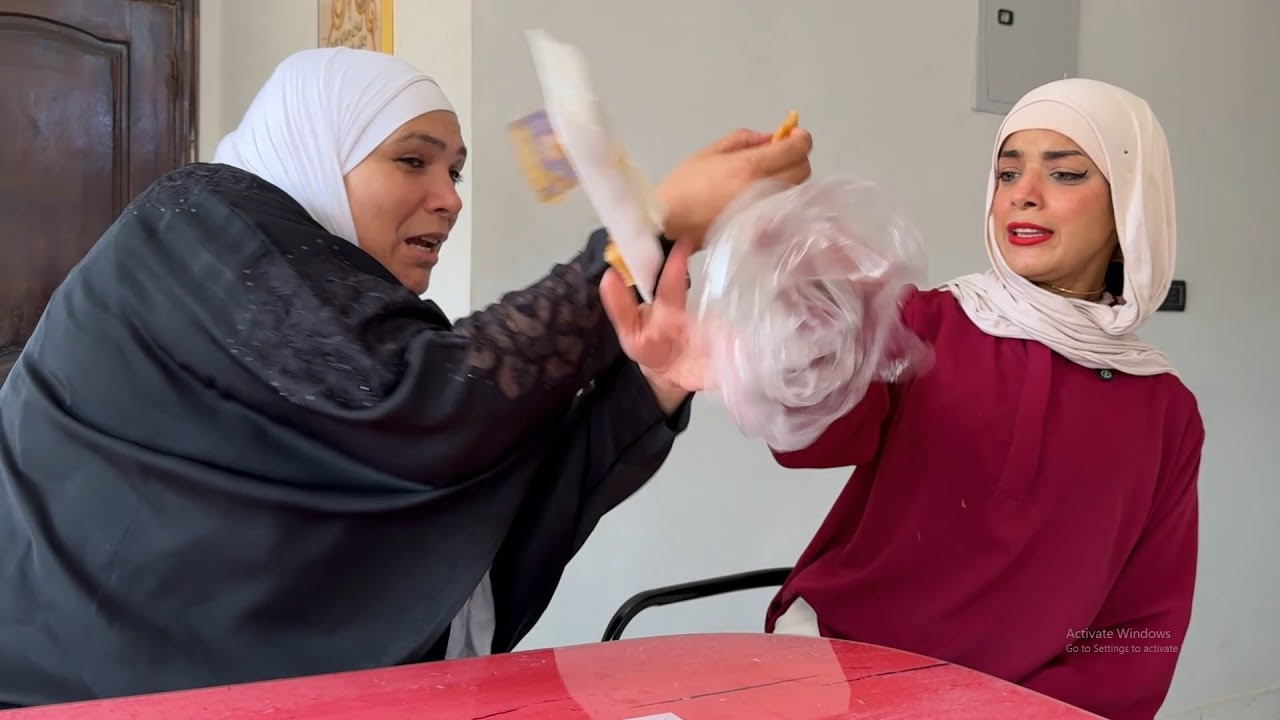 بتقرف تاكل من ايد الشغاله ورمت البسبوسه في وشها شوفوا الزوج عمل اى