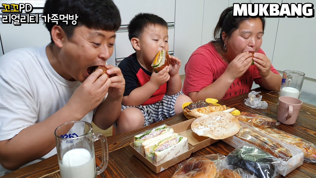 리얼가족먹방:)여러가지 빵먹방 (피자빵,샌드위치,먹물빵,마늘치즈빵)ㅣVarious bread&MilkㅣMUKBANGㅣEATING SHOW