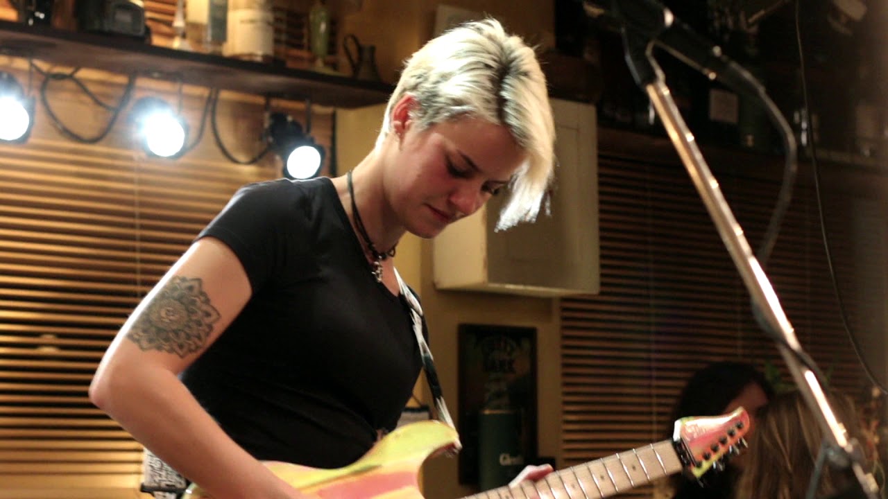 LIVE AT THE PUB :: Yasi Hofer :: Skydiver
