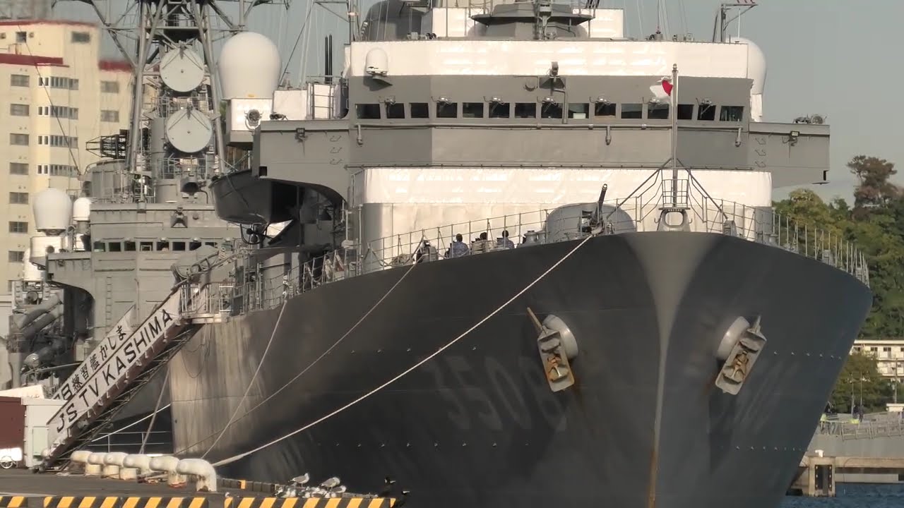 令和7年度練習艦隊帰国行事の朝｜練習艦「かしま」凛々しき女性自衛官の敬礼
