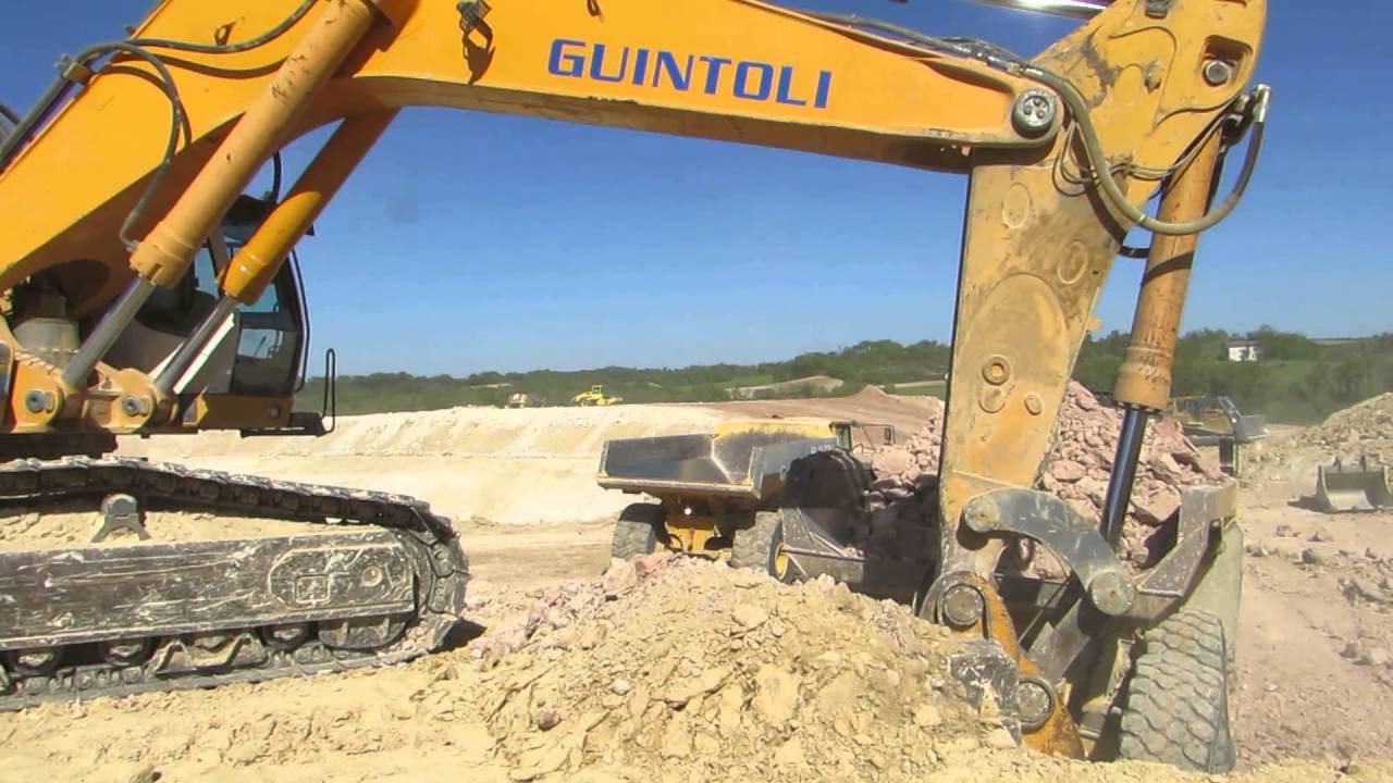 💪 High productivity - Liebherr 974B loading Volvo A40F and Bell B45D - Part 1