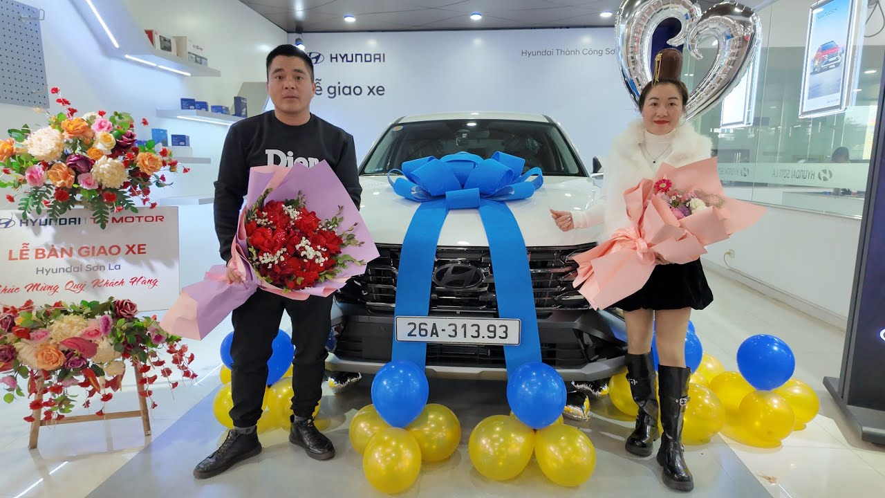 The car handover ceremony for Thơm and her husband | Northwest Life