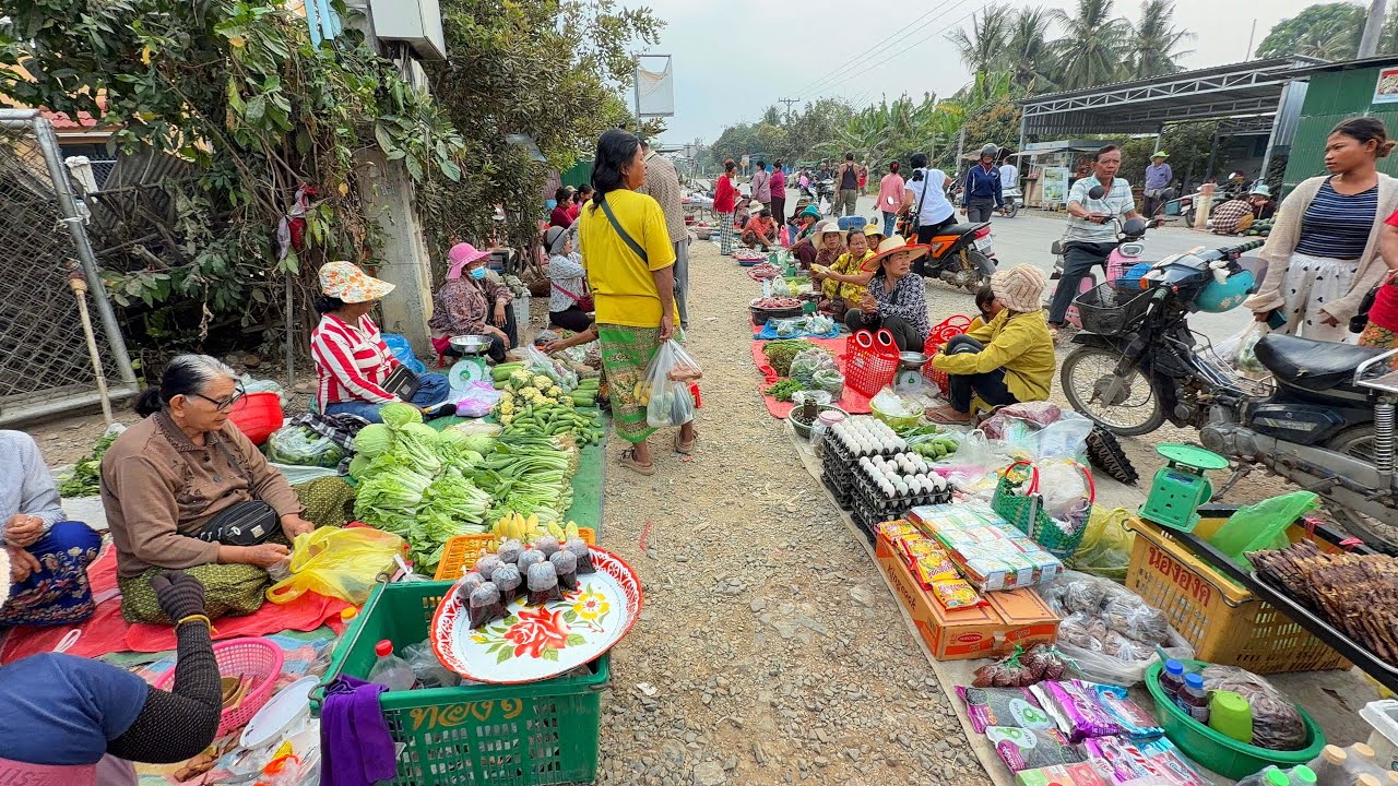 ផ្សារស្រុកស្រែព្រឹកនេះមានអ្នកលក់ច្រើន តែមិនសូវមានអ្នកទិញទេ