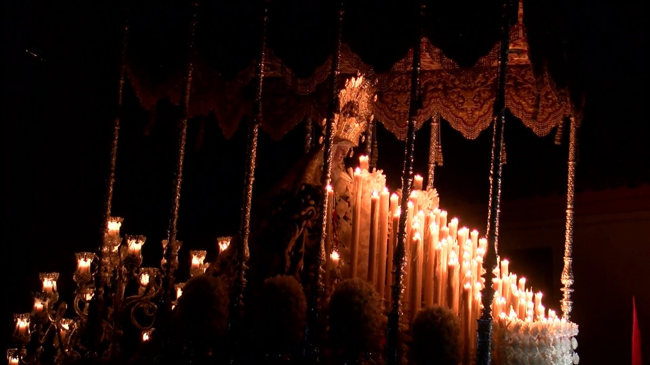 Nuestra Señora de la Soledad por el arco de la Plaza y entrada. Viernes Santo 2017 en Castilleja
