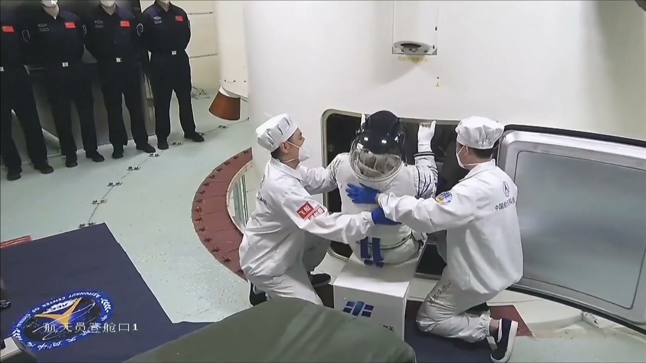 Astronauti se ukrcavaju u svemirski brod uoči lansiranja &Scaron;endžou-16