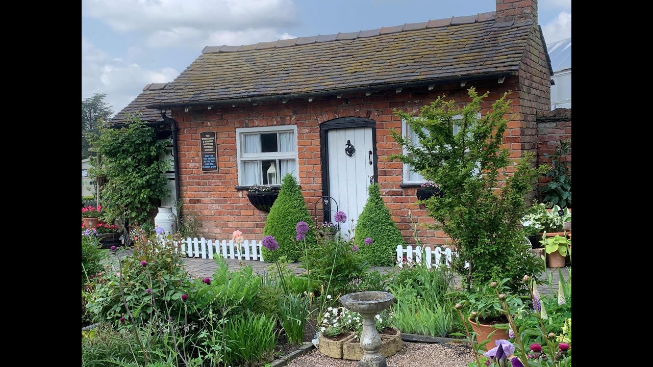 BRIDGEMERE COTTAGE GARDEN IN SPRING