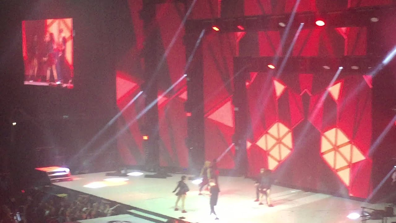 Justin Bieber - As long as you love me (Live on stage London O2 Arena)