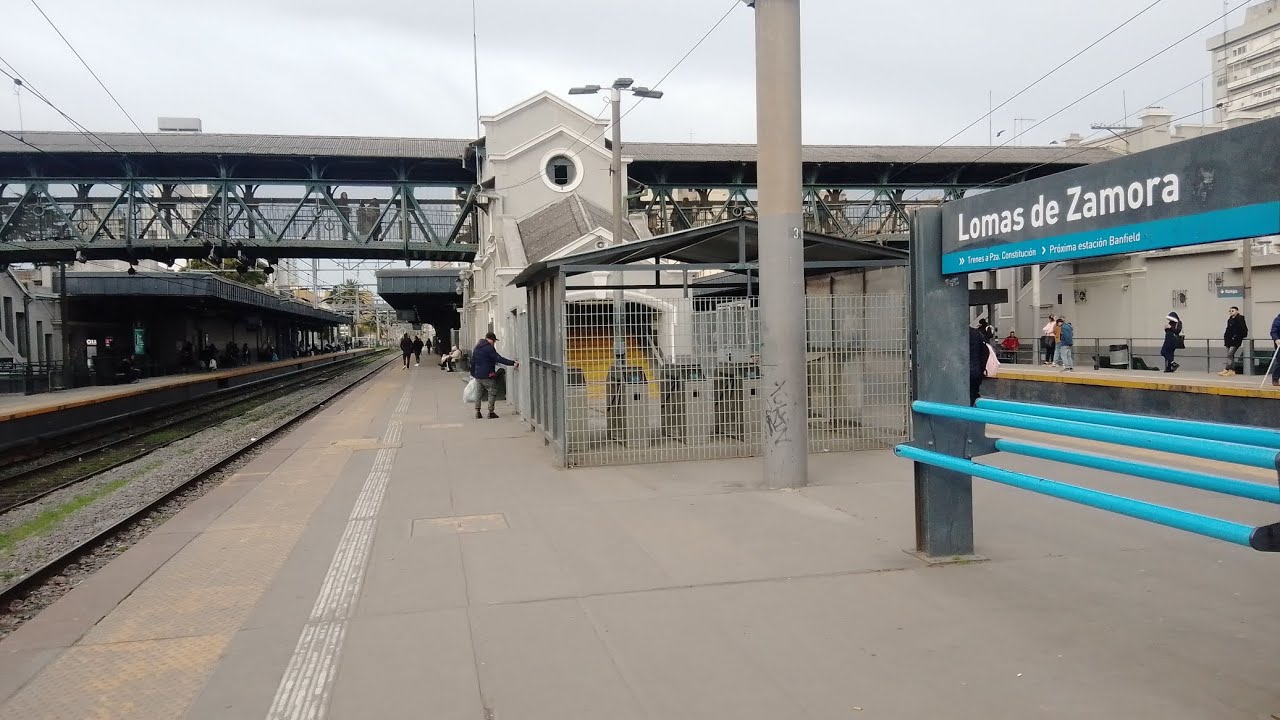 Tren Línea Roca pasando por Lomas de Zamora. de trenes Argentinos.. Julio del año 2023