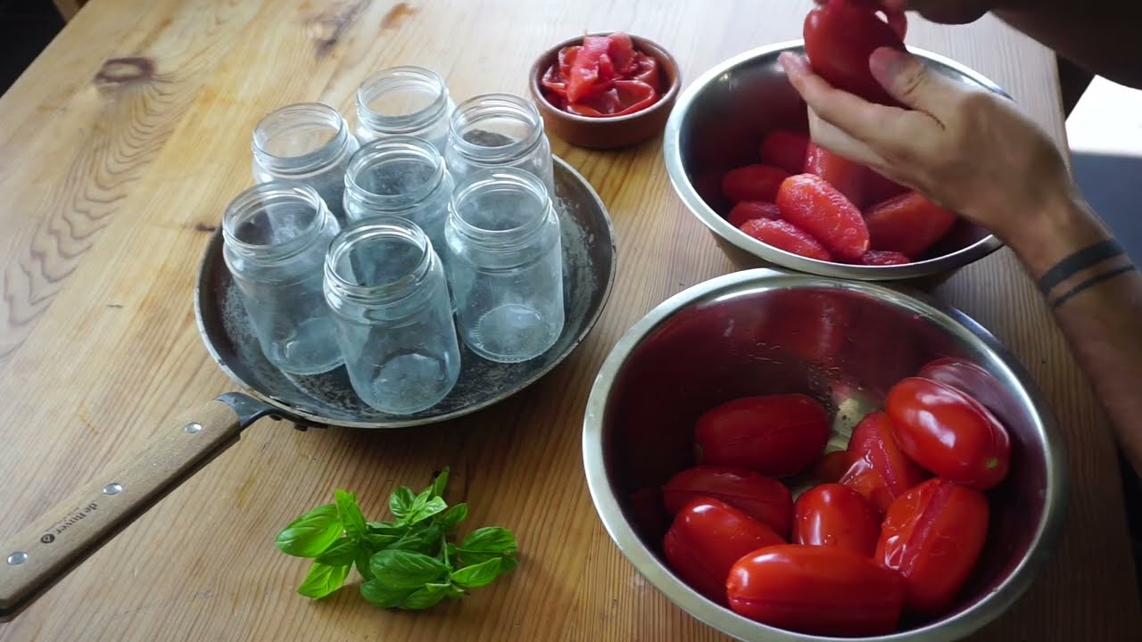 Conserves de tomates pel&eacute;es maison