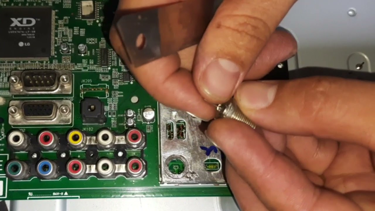 Reparación caja de sintonia o RF, por conector de antena roto. Televisor LCD marca LG.