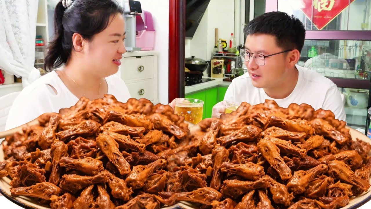 丹丹和老公难得的二人世界，在家实现卤鸭货自由，两人害羞表白太甜了！【胖手手丹丹】