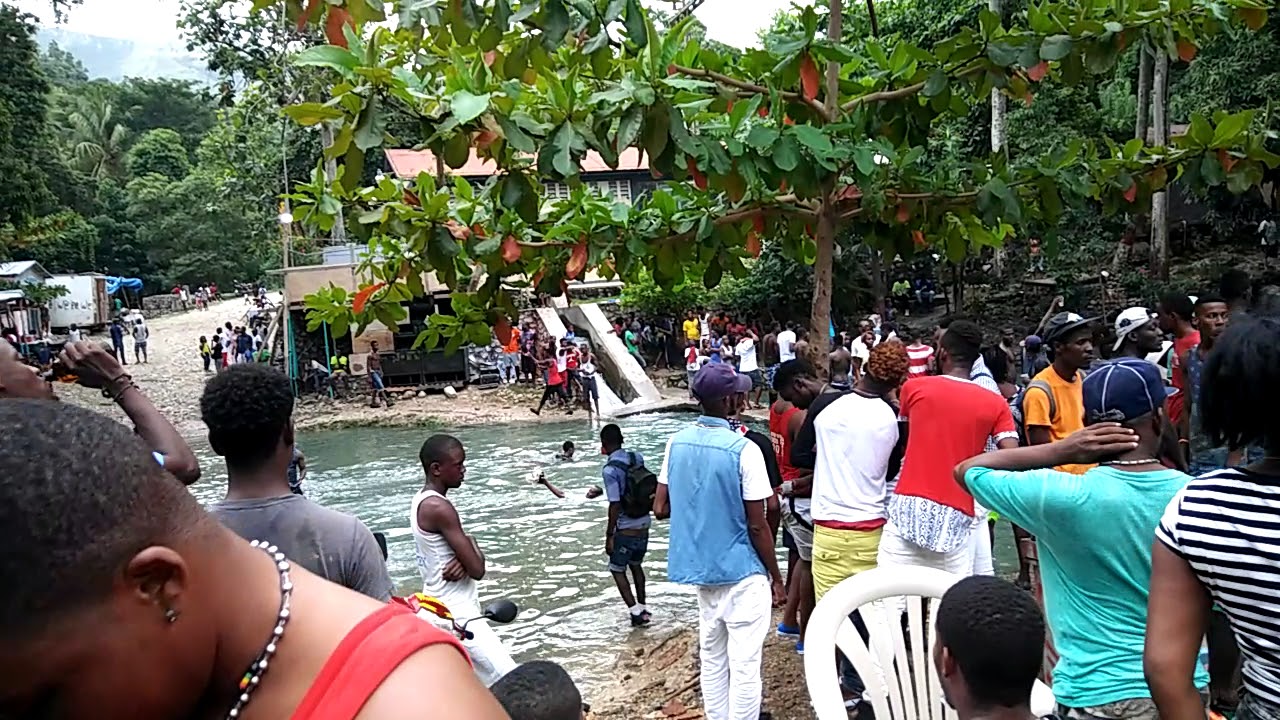 Vakans li ye nan cayes-jacmel. Jet D' Eau city.
