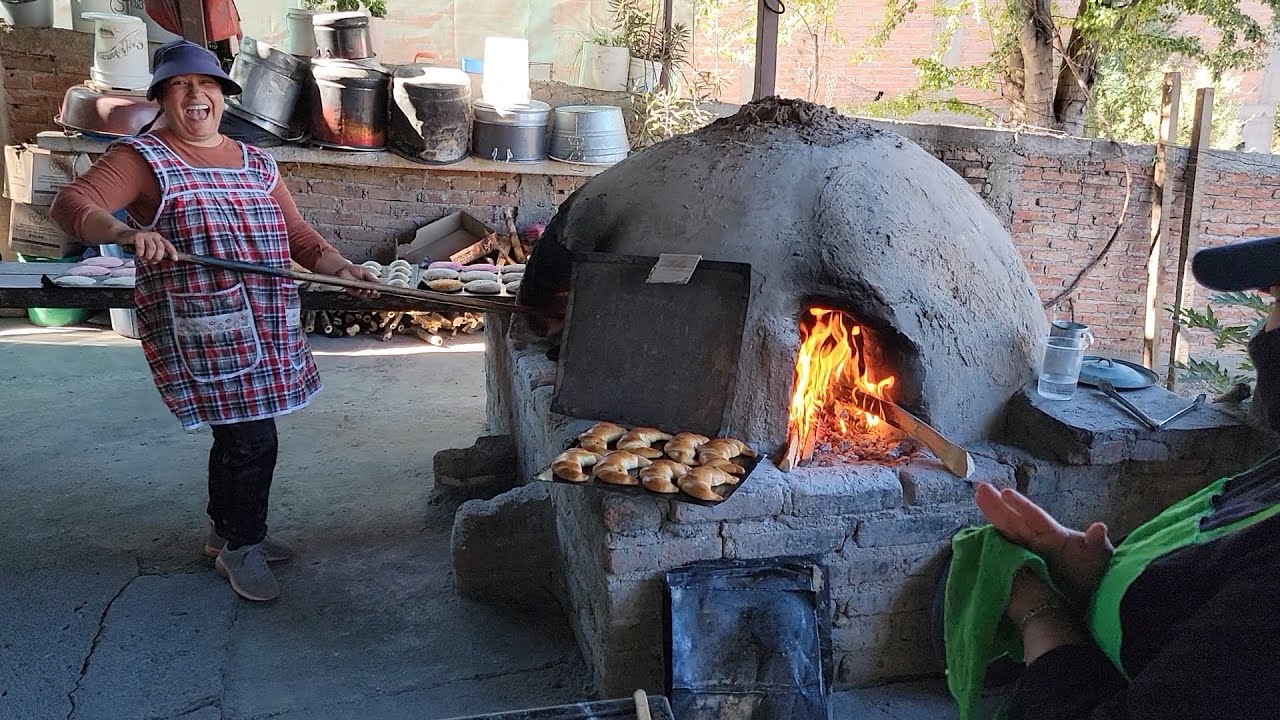 Este HORNO DE LEÑA es el SAZON de los PANES Y GORDITAS