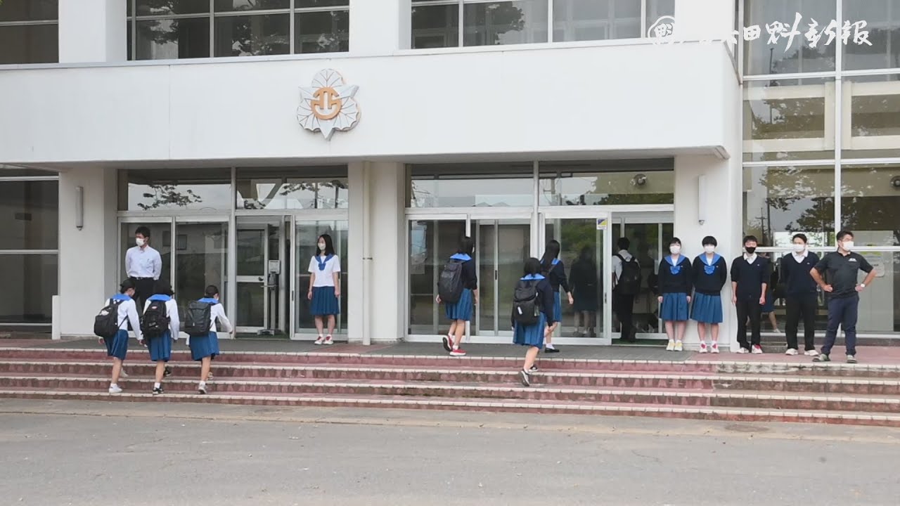 制服が徐々に秋の装いに　街路樹も紅葉、県内学校で衣替え