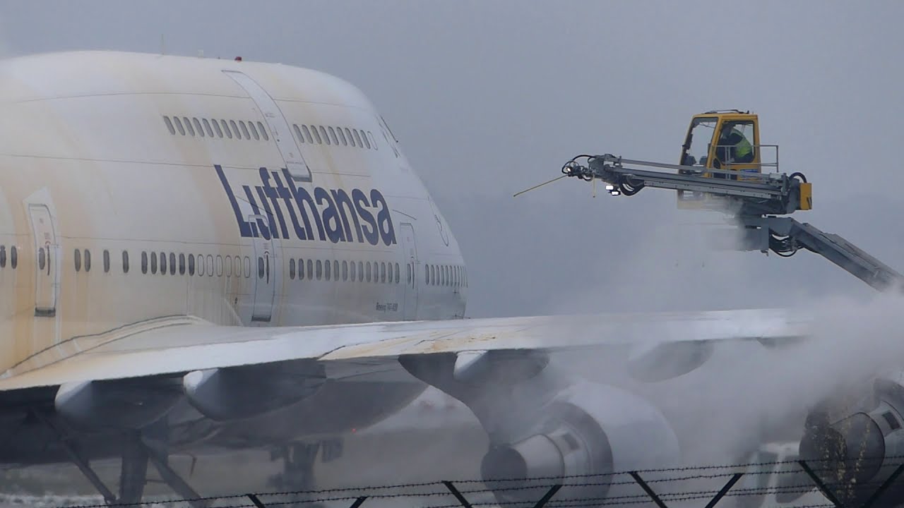 Deicing of Lufthansa B747-430 D-ABVS at Frankfurt , 01.12.2020