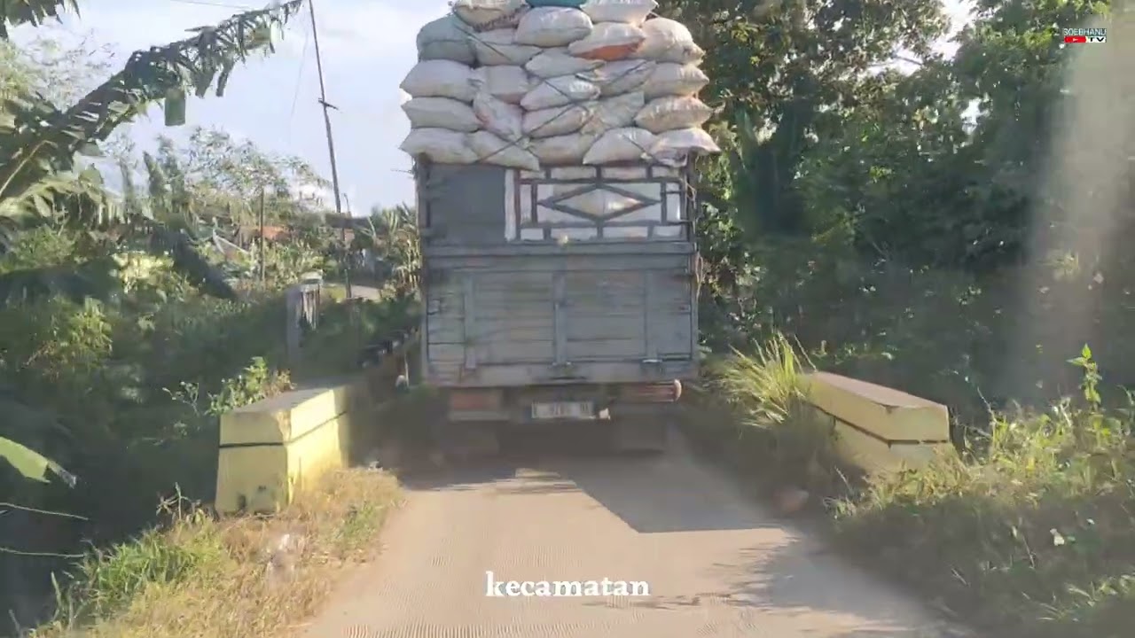 Jembatan Sempit Antar Desa Yang Satu Dengan Lainnya Sawah  Sampai 3km 
