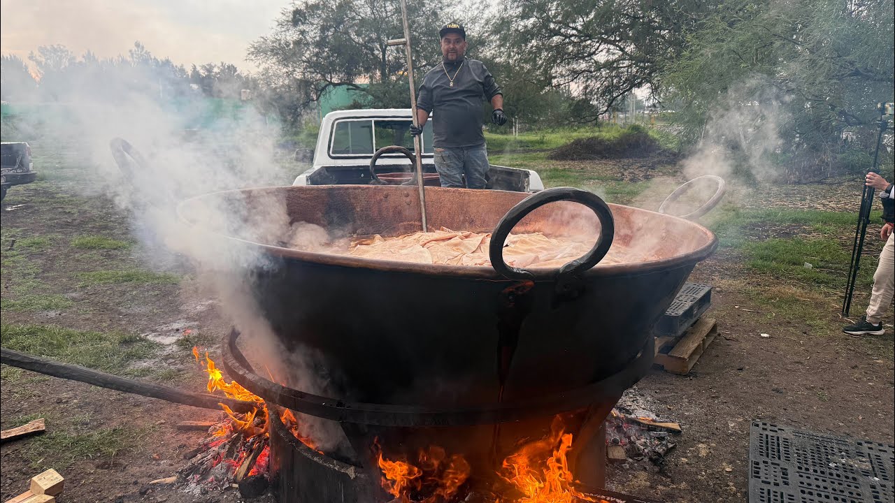 Así se preparan 2 toneladas de carnitas el pitufo en Michoacán