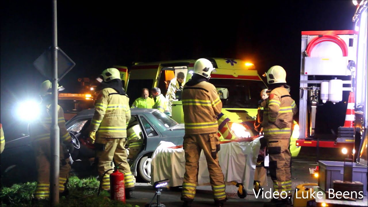 Bijrijdster gewond na aanrijding met boom op Hoevelakenseweg   Terschuur 29 11 2014