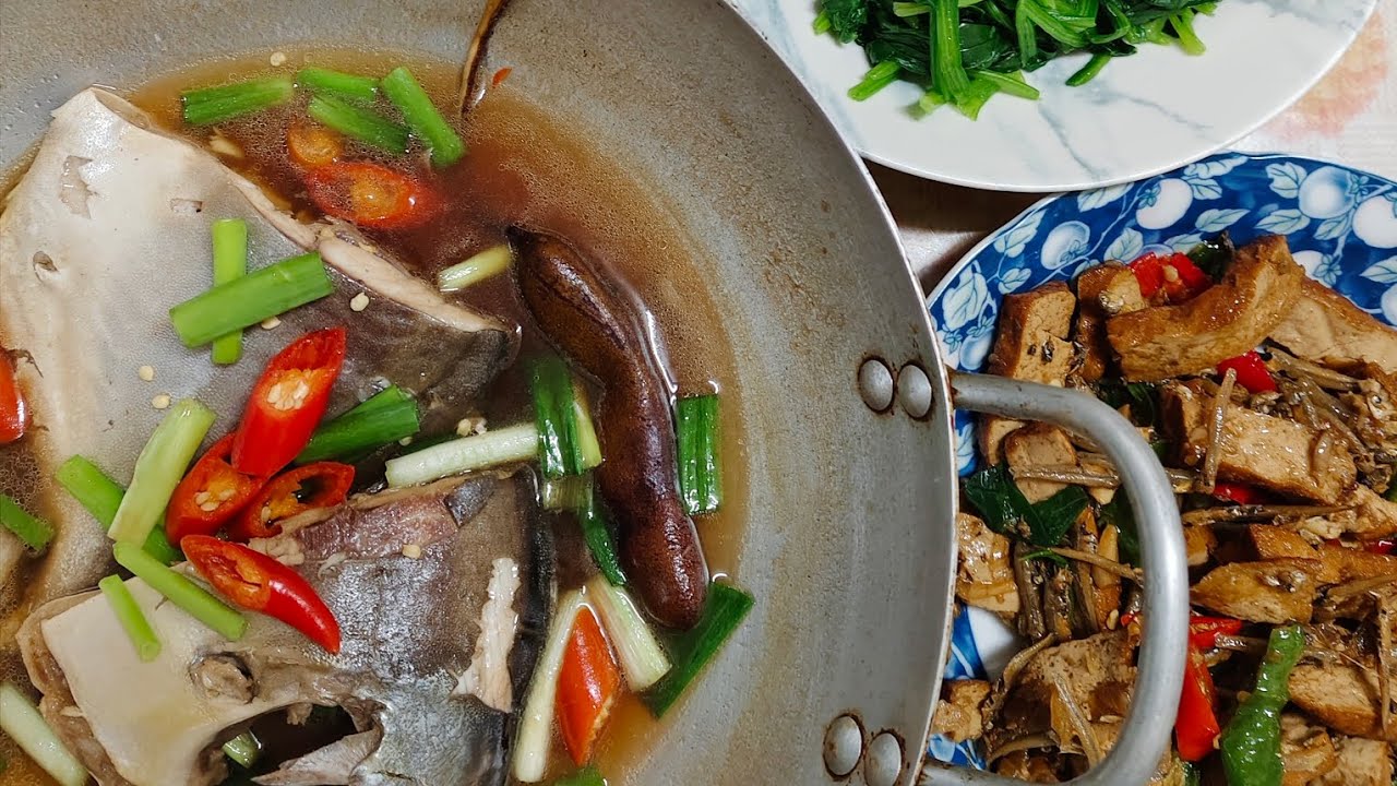 Cá kho me rau luộc mời cả nhà dùng 