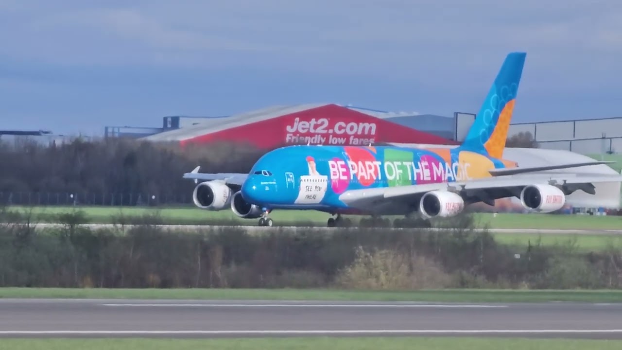 closeup takeoff of Singapore Airlines and Emirates A380 Landing