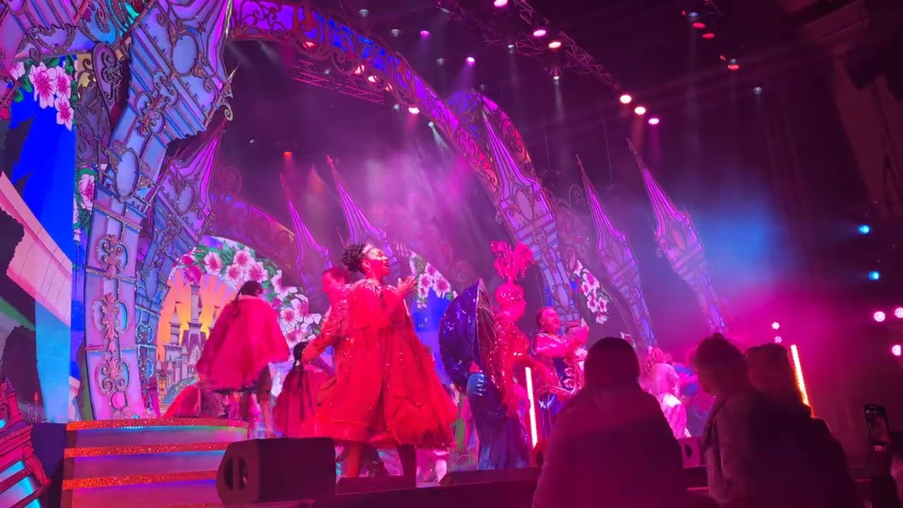 Cinderella pantomime finale song at The Hexagon in Reading feat Justin Fletcher