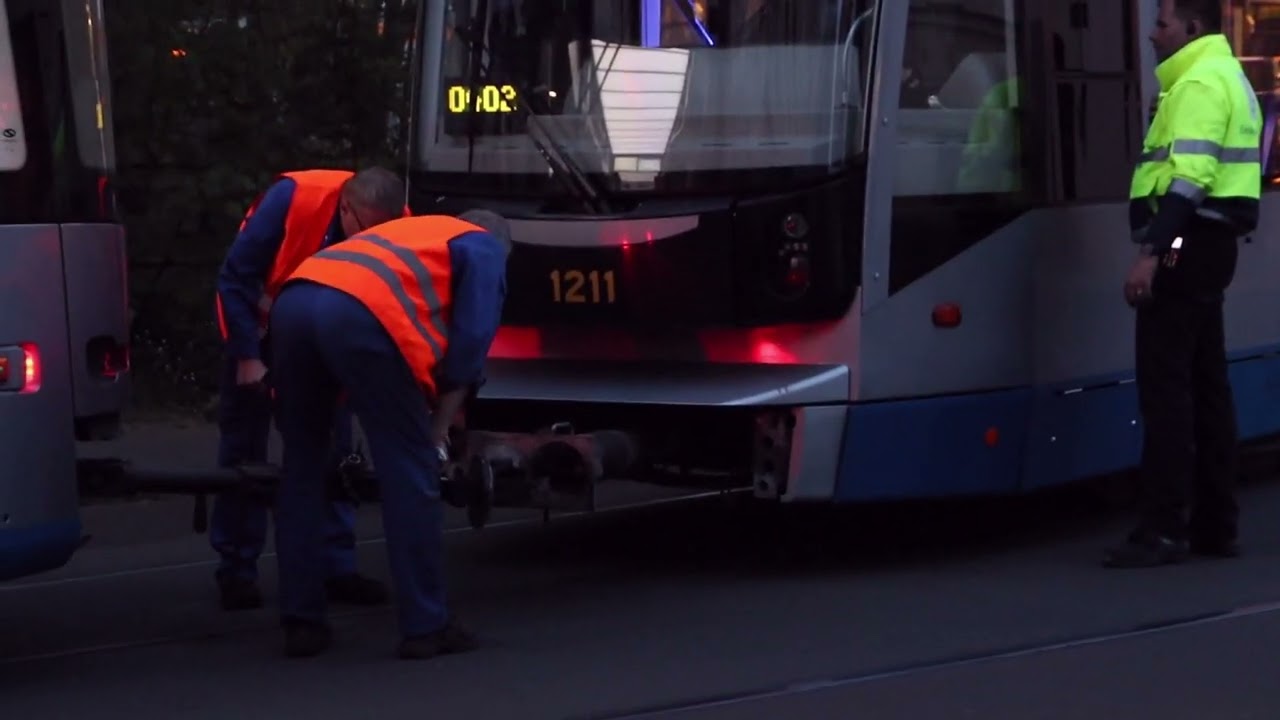 NGT10 1006 steht unter einem Trenner - Rettungsaktion des NGT12 1211 / LVB Straßenbahn