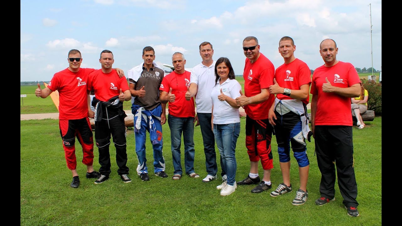 Agnės ir Artūro Zuokų šuolis parašiutu iš 3000 metrų aukščio