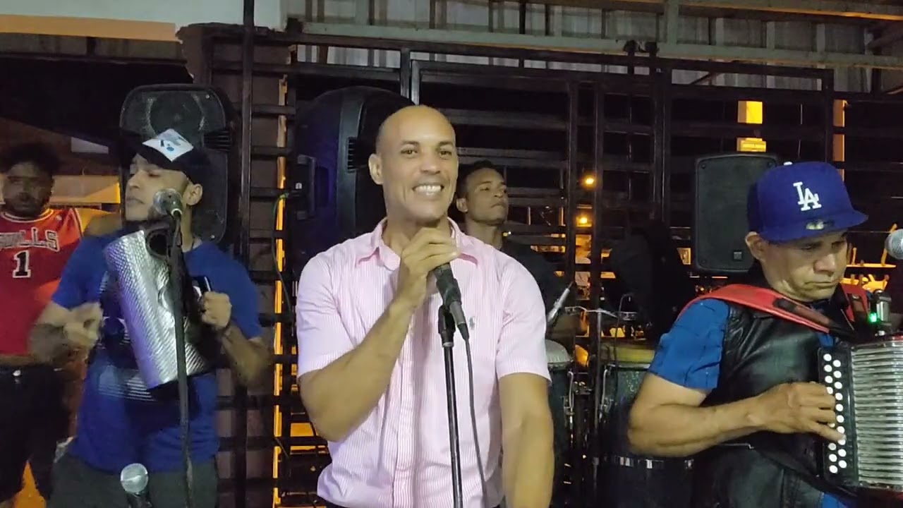 Delvis en la güira y la percha güira cantando que palé