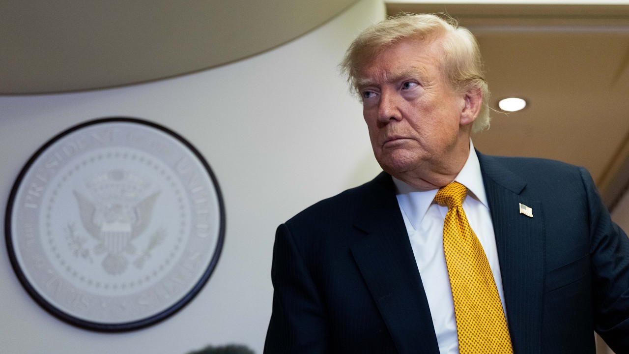Трамп заявил, что США заблокируют Иран в Ормузском проливе и будут взимать плату с судов за безоп...