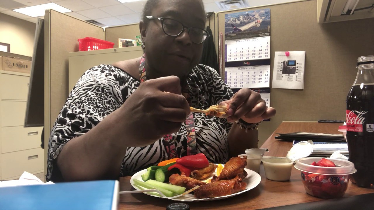 Hot wings and Veggies Work Lunch Mukbang