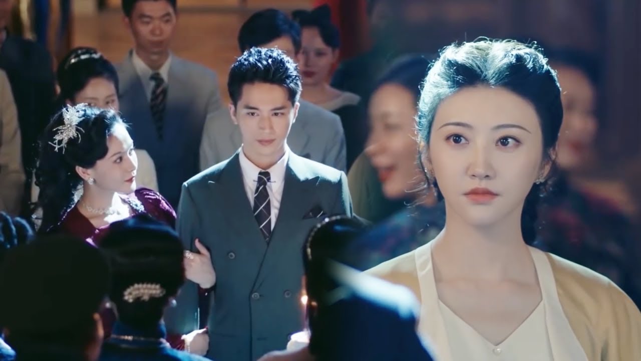 【微电影】得知總裁和與富家女訂婚的消息，灰姑娘傷心欲絕，站在人群中默默註視著他 | 流光之城 City of Streamer#chinesedrama#爱情