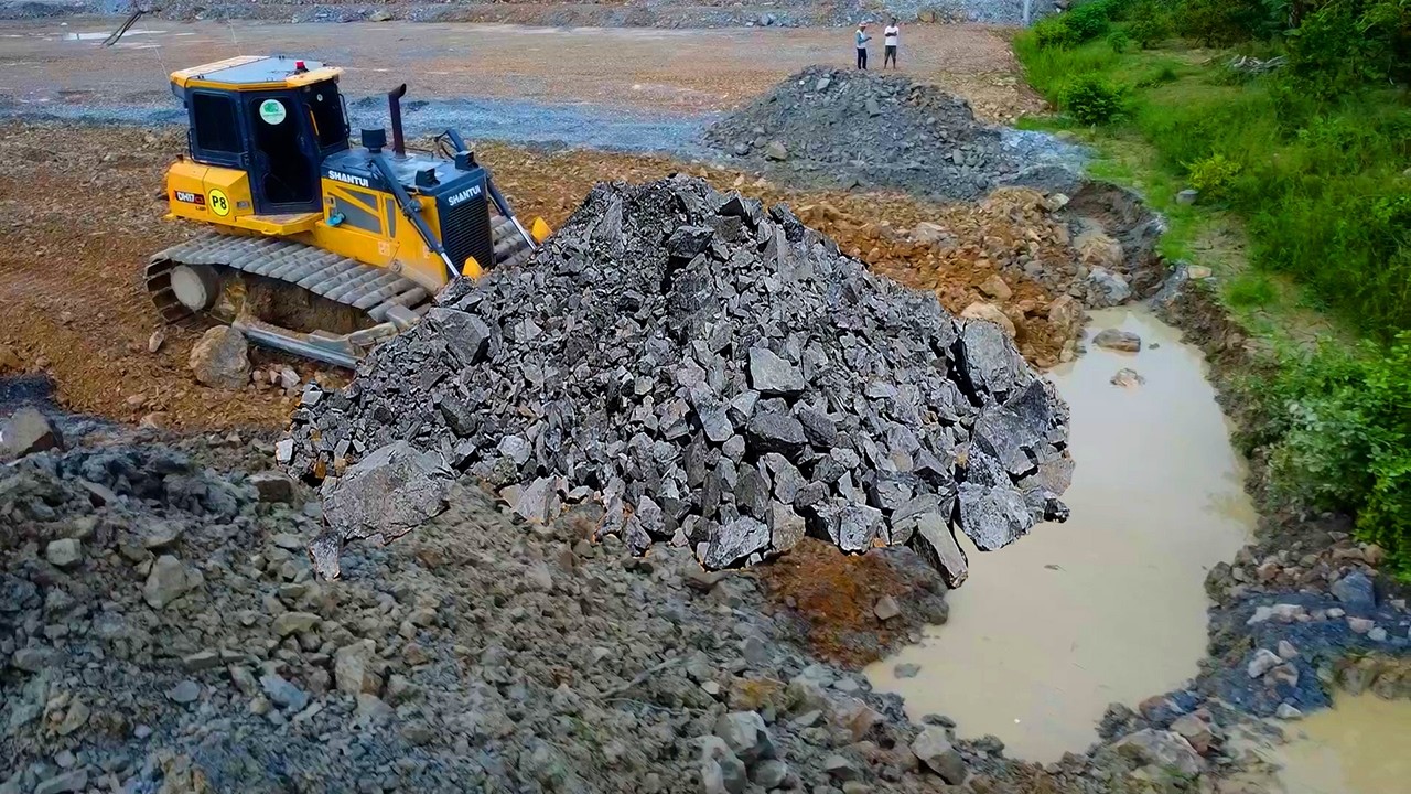New corner complete 100% delete pit landfill in wall by SHNATUI DH17 C3 pour stone with dump truck