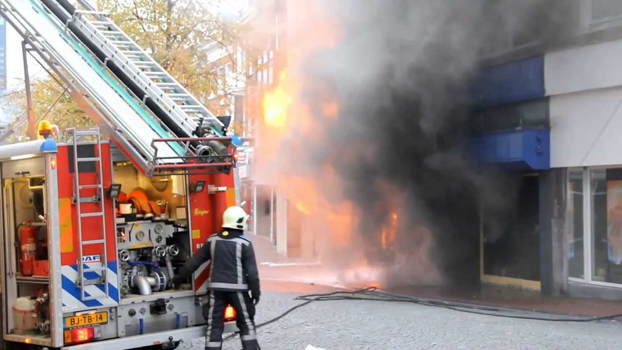 19-10-2013 Leeuwarden - Zeer grote brand in Leeuwarder binnenstad eist slachtoffer