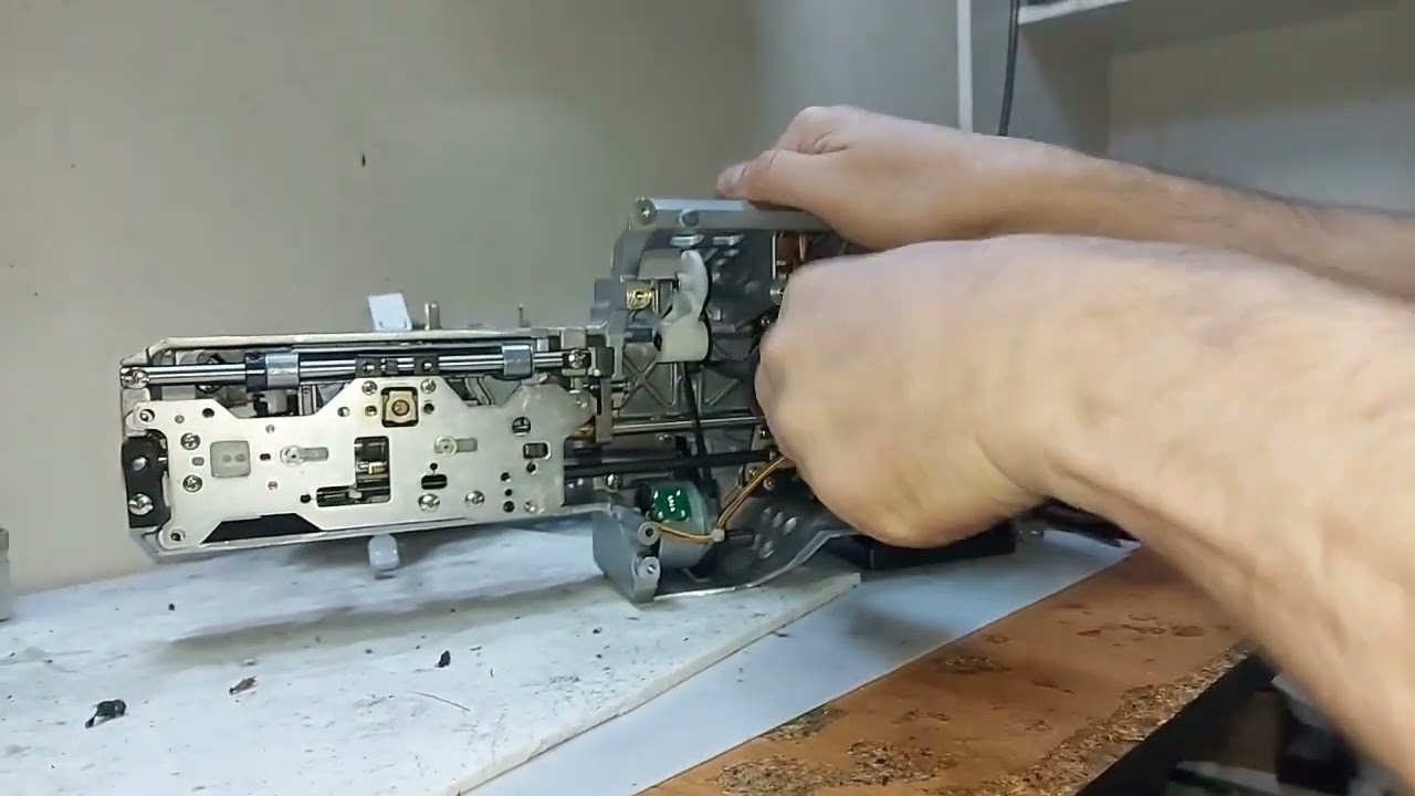 швейная машина Juki F600 замена шестерни привода челнока.